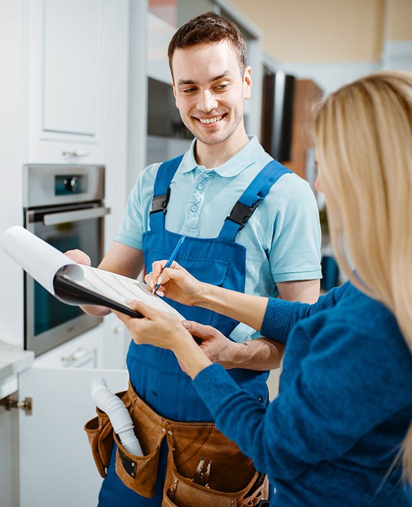 male plumber and female customer in the kitchen 2021 08 28 02 49 27 EKTSSW7 a
